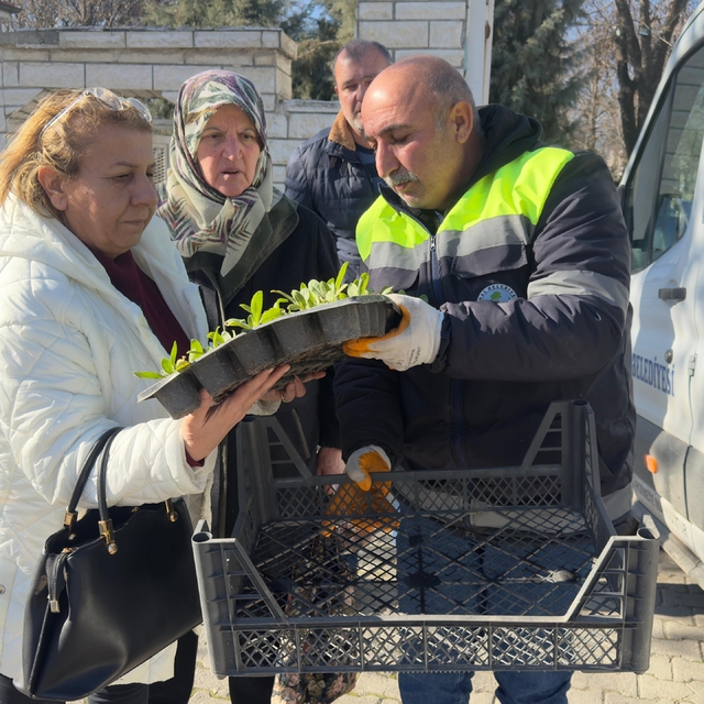 Turhal'da mezarlık ziyaretine giden vatandaşlara çiçek dağıtıldı