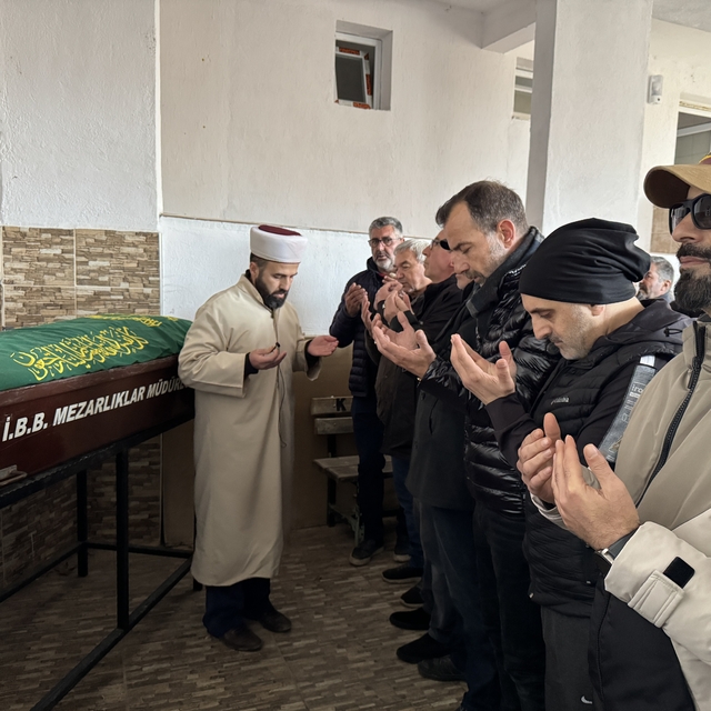 İstanbul'da vefat eden senarist ve yönetmen Olgun Özdemir, İzmir'de son yol...