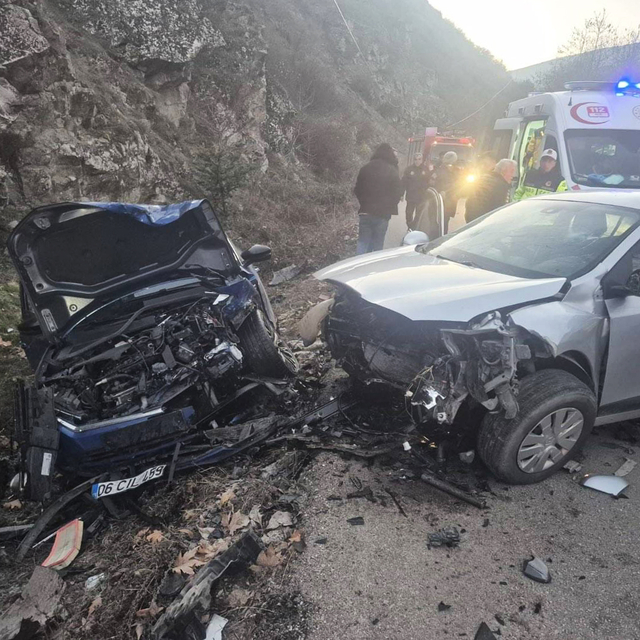 Tokat'ta iki otomobilin çarpıştığı kazada 7 kişi yaralandı