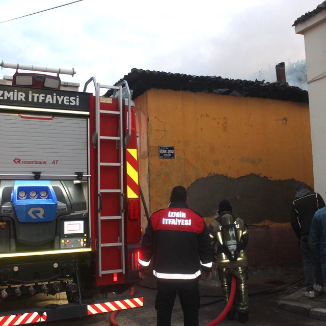 İzmir'de bir evde çıkan yangında 4 kişi dumandan etkilendi