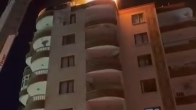 Diyarbakır'da terasta yakılan mangal, çatıda yangına yol açtı