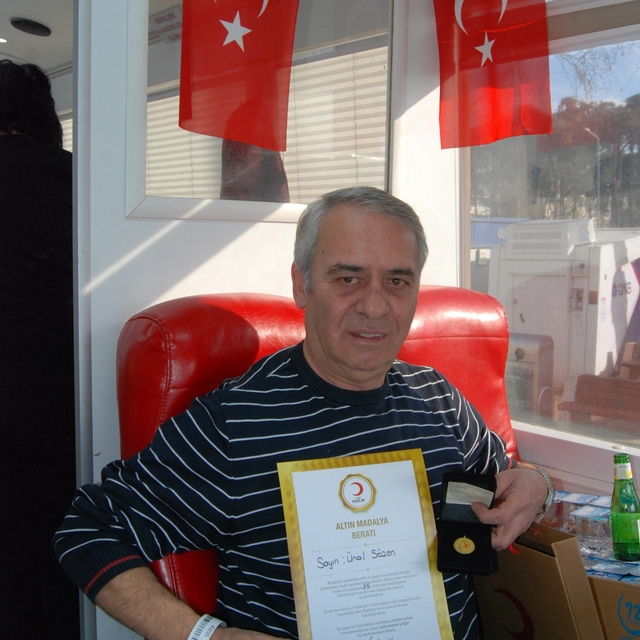 Çanakkale'de 35 kez kan bağışında bulunan kişiye madalya verildi
