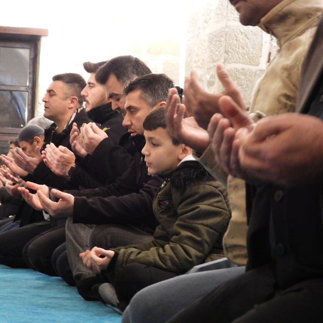 Depremde hasar alan Kanuni Sultan Süleyman Cami Regaip Kandili ile ibadete...