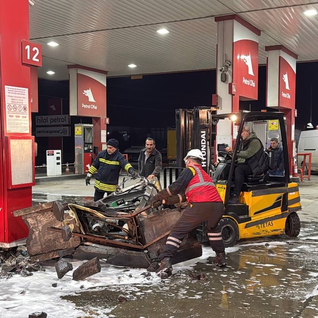 Kocaeli'de akaryakıt pompasına çarpan hafif ticari araçtaki 2 kişi yaraland...