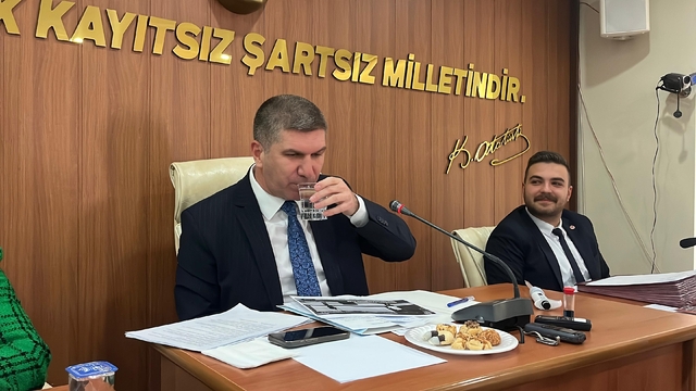 Burdur Belediye Başkanı Ercengiz, şebeke suyunu analiz ettirip, içti