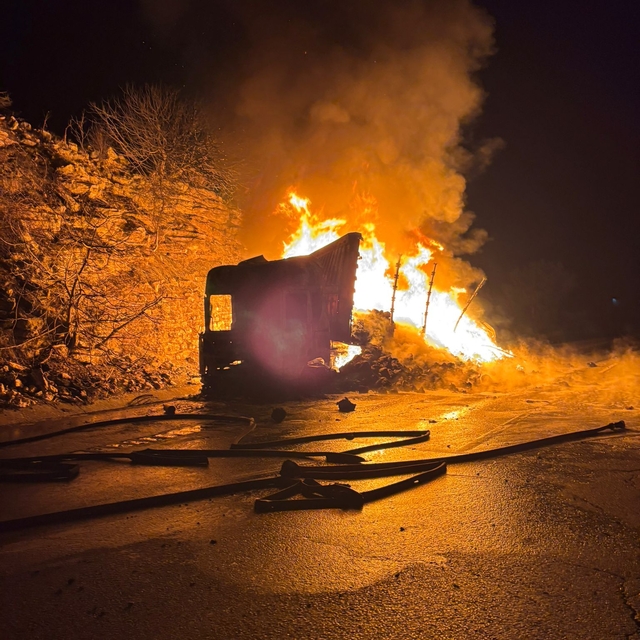 Tekstil malzemesi yüklü TIR, alev alev yandı
