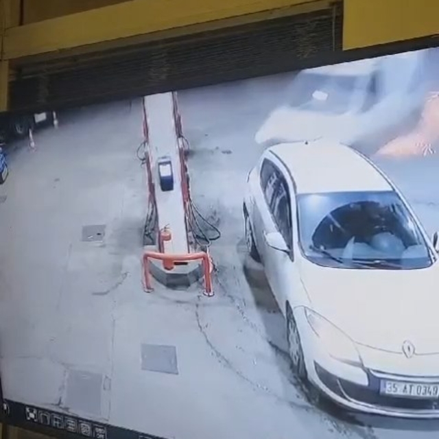 Hafif ticari araç akaryakıt pompasına çarptı, 2 yaralı; kaza anı kamerada