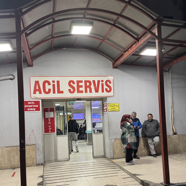 İzmir'de silahlı kavgada pompalı tüfekle vurulan genç ağır yaralandı