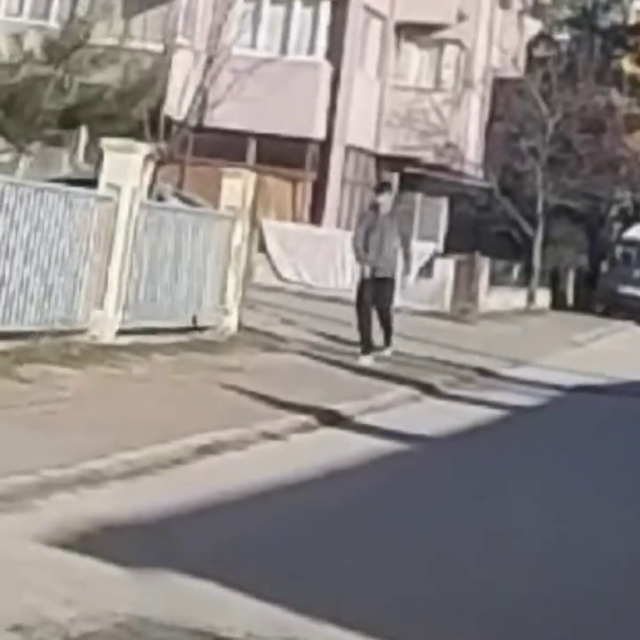 Bolu'da yere çöp atan genç, zabıtanın uyarısı üzerine yerden alıp özür dile...