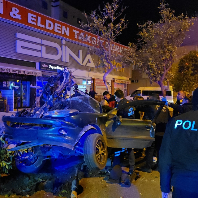 Otomobil, ağaçlara ve park halindeki otomobile çarptı: 2 yaralı