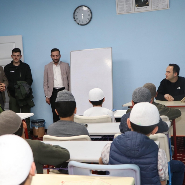 Derecik Kaymakamı Demirci, Kur'an kursunu ziyaret etti