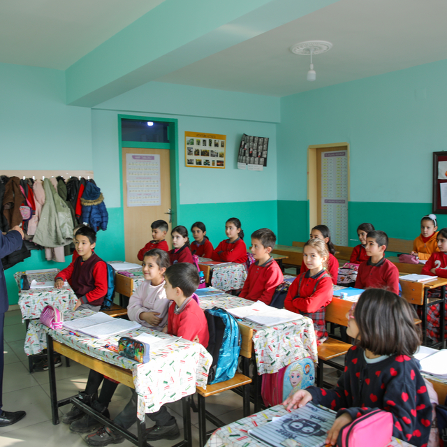 Van'da emekli olan öğretmene duygulandıran veda