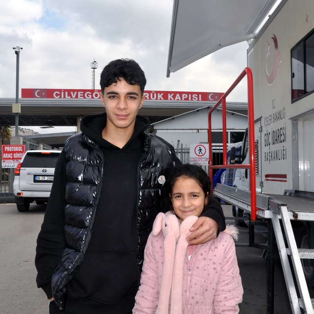 Türkiye'de doğan Suriyeli Ela, hiç görmediği anneannesi ve dedesine kavuşac...