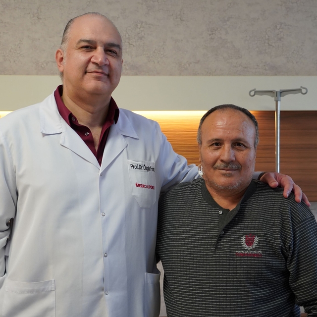 İzmir'de hastanın pankreasındaki kitle robotik cerrahiyle çıkarıldı