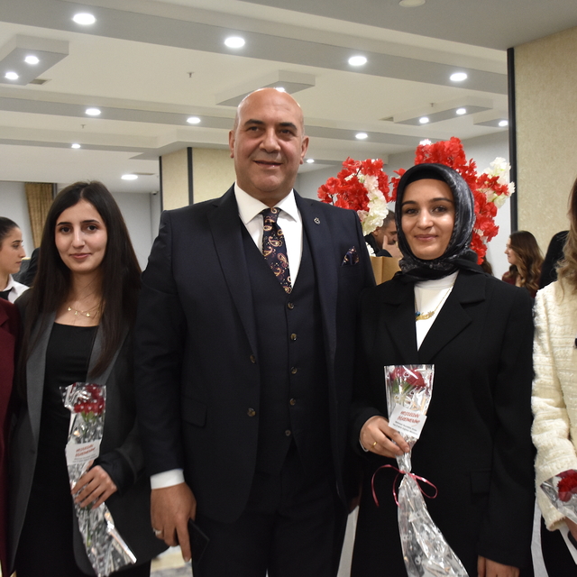 Van'da yeni atanan öğretmenler çiçeklerle karşılandı