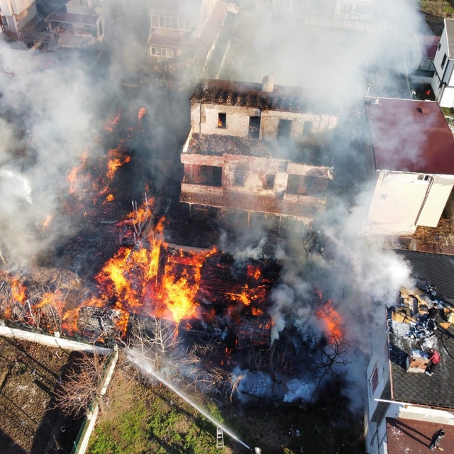 Tekirdağ'da pazar tezgahlarında başlayan yangın, evlere sıçradı