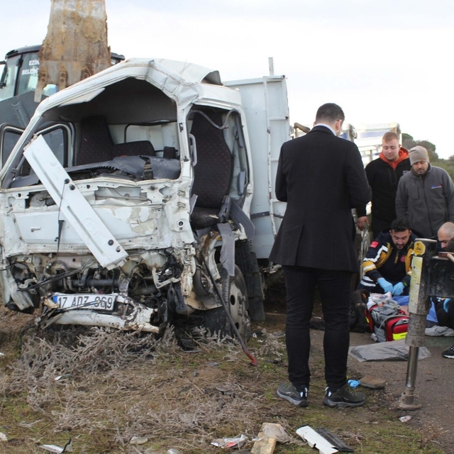 Çanakkale'de 2 kamyonet çarpıştı; 1 ölü, 1 yaralı