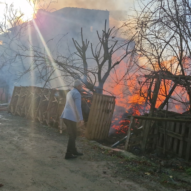 Tekirdağ'da boş arazide başlayıp 3 eve sıçrayan yangın söndürüldü
