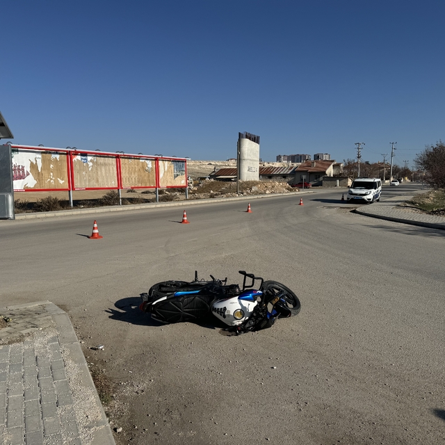 Karaman'da hafif ticari araç ile motosiklet çarpıştı, 1 kişi öldü