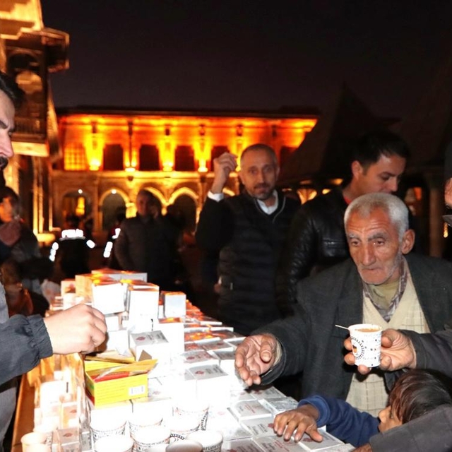 Diyarbakır ve çevre illerde kandil dolayısıyla salep ve kandil simidi ikram...