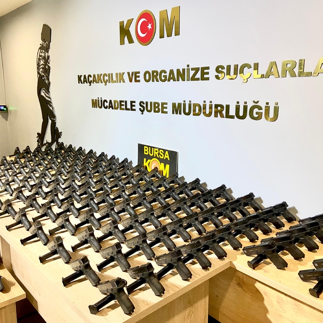Bursa'da aracında 150 ruhsatsız tabanca ele geçirilen zanlı tutuklandı