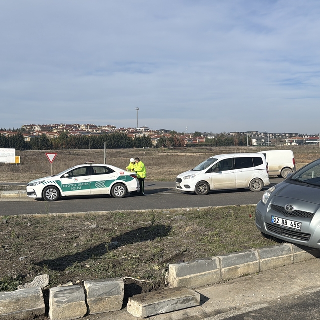 Edirne'de yolcu minibüsü ile otomobilin çarpıştığı kazada 2 kişi yaralandı
