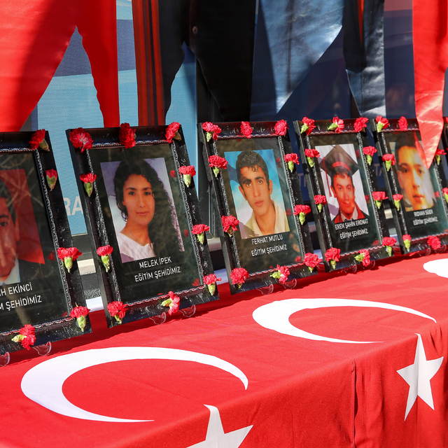 Diyarbakır'da dershane önündeki terör saldırısında hayatını kaybedenler anı...