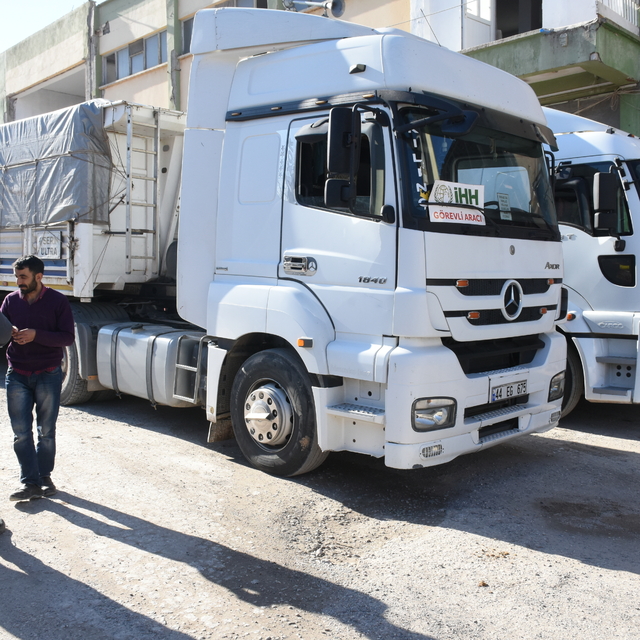 Malatya'dan Suriye'ye 2 tır un gönderildi