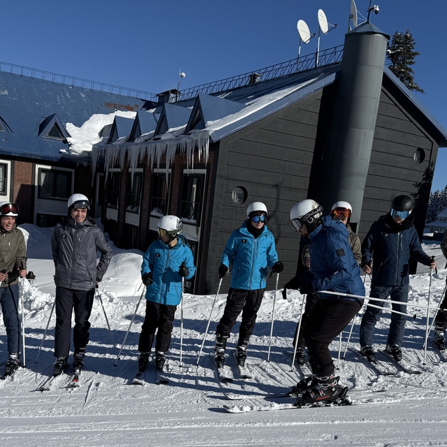 Bursa'da üniversite öğrencileri Uludağ Gençlik Kampı'nda kayak öğreniyor