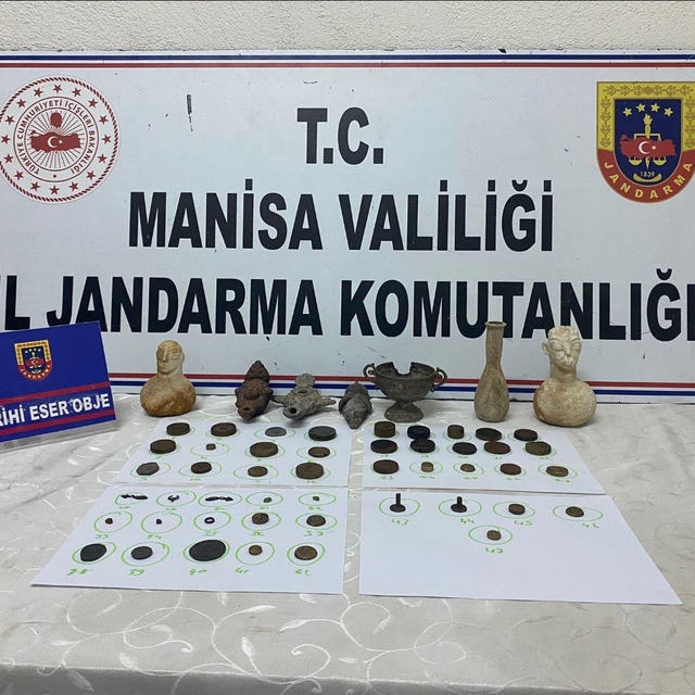 Manisa'da evde 54 parça tarihi eser ele geçirildi