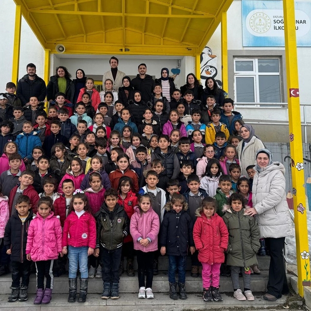 Okul lojmanını öğrencilerin hizmetine açan öğretmenler her gün 112 kilometr...