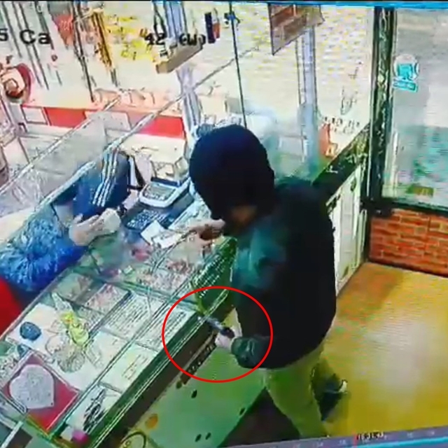 Kuyumcu, oyuncak silahla soygun girişiminde bulunan şüpheliyi darbetti; o a...