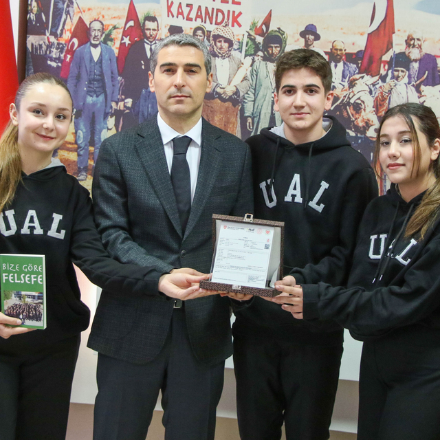 Uşak'ta lise öğrencileri yazdıkları kitabın gelirini Mehmetçiğe bağışladı