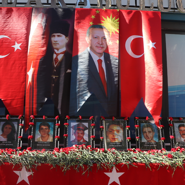 Diyarbakır'da dershane önündeki bombalı saldırıda ölenler anıldı