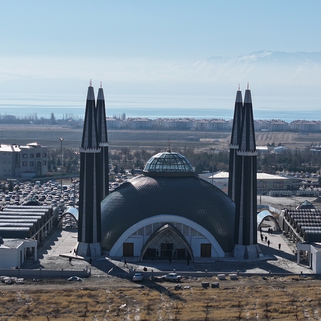 Van'da "Tıbbiye Cami ve Külliyesi"nde ilk cuma namazı kılındı