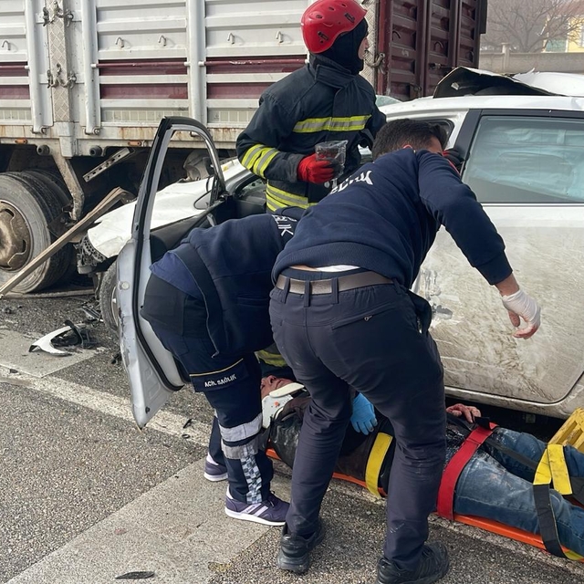 Konya'da kamyonetle çarpışan otomobil sürücüsü yaralandı