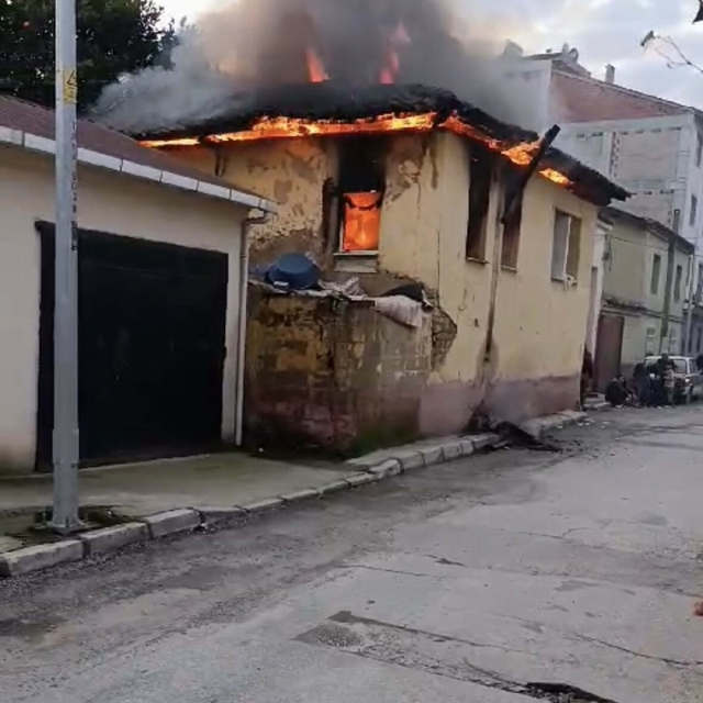 İzmir'de 6 kardeşin dumandan etkilendiği yangın bacadan çıkmış