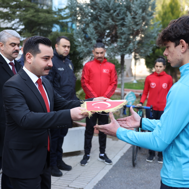 Pozantı'da bisiklet sporcuları teslim aldıkları Türk bayrağıyla yola çıktı