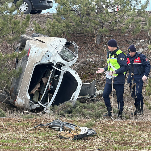 Otomobilden fırlayan yolcu öldü, sürücü yaralı