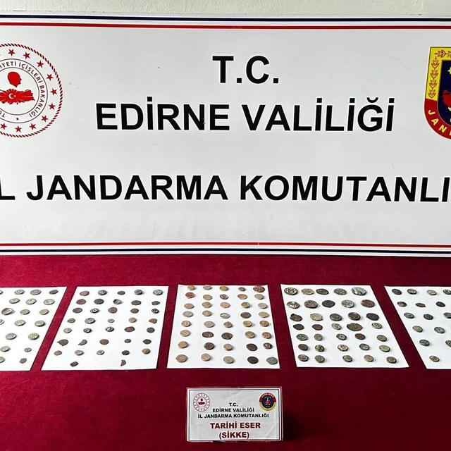 Otobüsteki yolcu üzerinde 177 sikke ele geçirildi