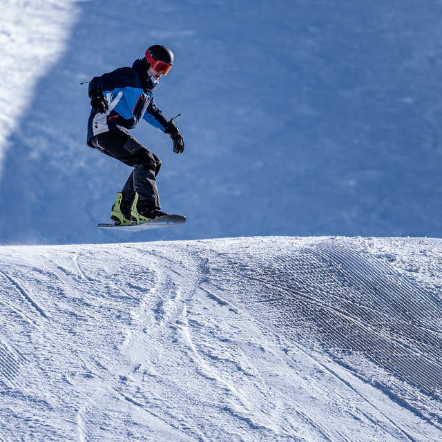 Kar kalınlığının 122 santimetreye ulaştığı Palandöken'de hafta içi de yoğun...