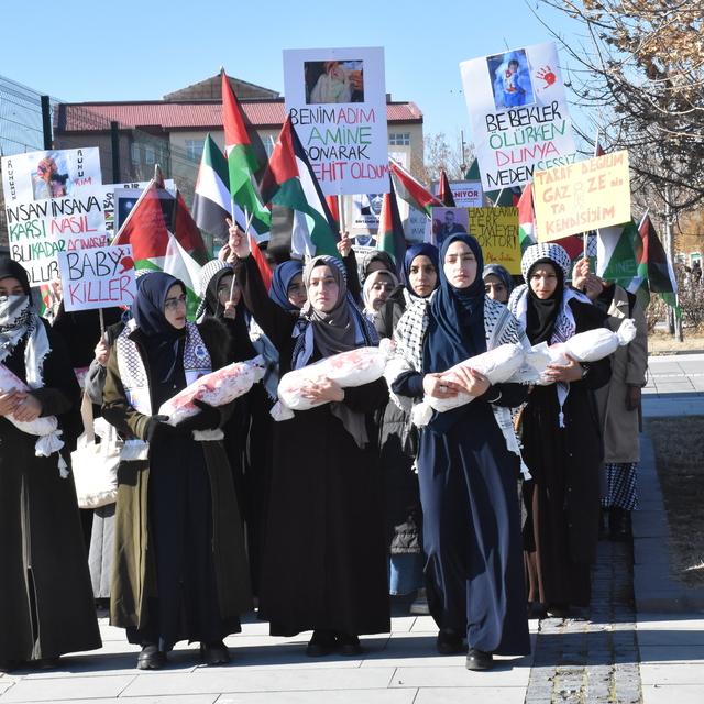 Van'da sağlık çalışanları, akademisyenler ve öğrenciler Filistin için yürüd...