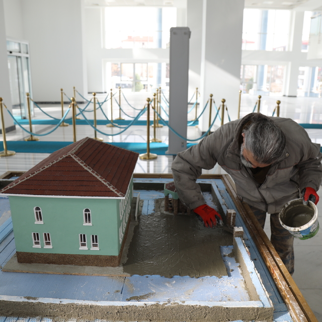 Ankaralı ressam babasının görev yaptığı caminin maketini yaptı