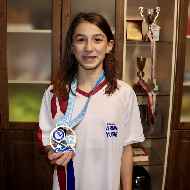 Ortaokul öğrencisi Zeynep, yüzmede 100 metre kurbağalama stilinde üçüncü ol...