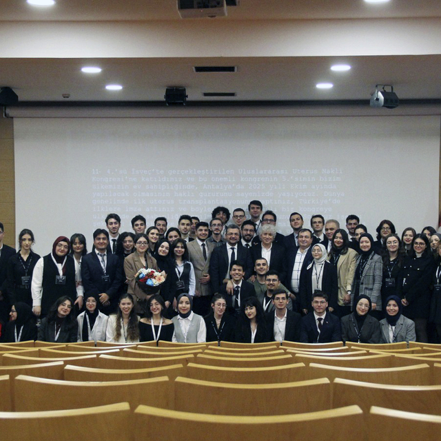 Prof. Dr. Ömer Özkan, tıp fakültesi öğrencileriyle deneyimlerini paylaştı