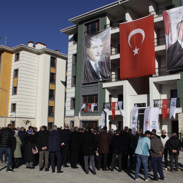 Sinop'ta yapımı tamamlanan TOKİ konutları hak sahiplerine teslim ediliyor