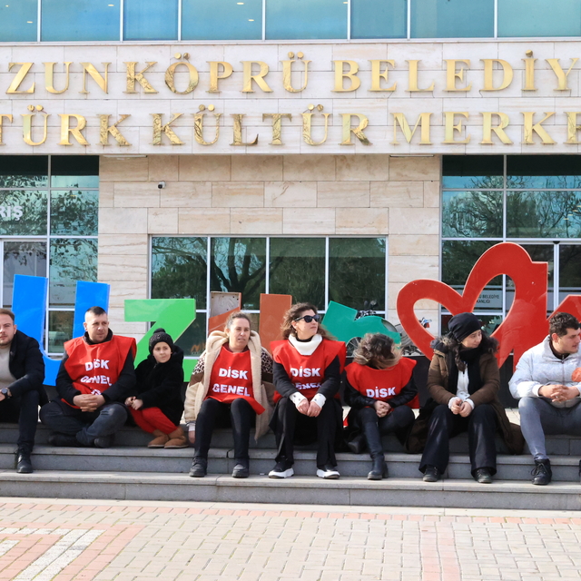 Uzunköprü Belediyesinden çıkarılan işçiler eylem yaptı