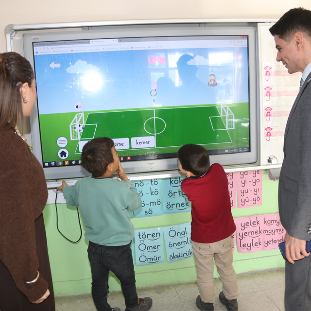 Taşova Kaymakamı Kartal'dan köy okuluna ziyaret