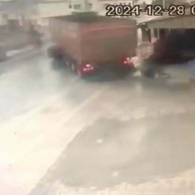 İzmir'de kayan TIR, kahvehaneyi teğet geçti; o anlar kamerada