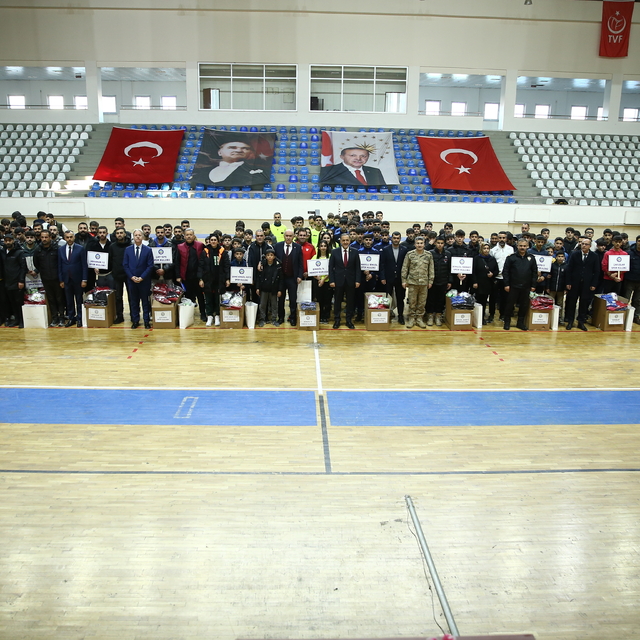 Bingöl'de amatör futbol kulüplerine malzeme desteğinde bulunuldu
